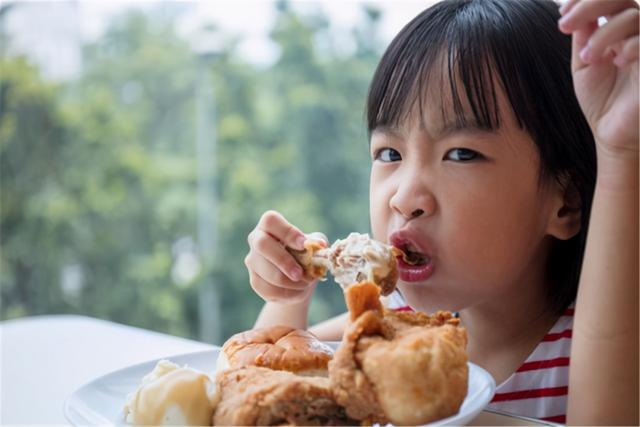 孩子3岁前要管好嘴，儿科医生：三类食物孩子越吃脾会越虚！