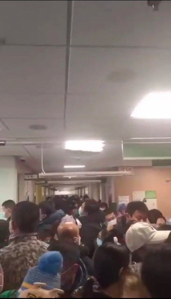 北京某医院！ 昨天晚上儿童医院挤得满满的，医院又有什么办法呢