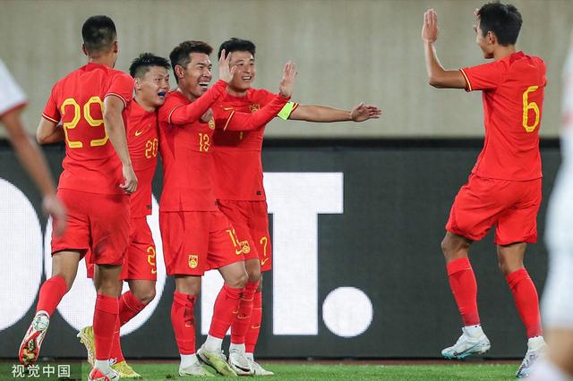 国足2-0越南：王秋明与武磊联袂破门，疯狂复仇对手染红！