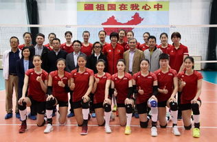 中国女排五连冠的第一届教练是谁？她的名字是什么？