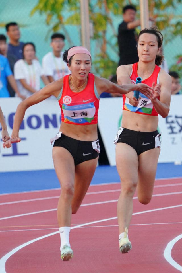 林雨薇和葛曼棋合作刷新女子4*100m接力全国大学纪录！