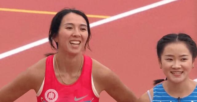 林雨薇轻松夺冠，吴艳妮退赛避战，与葛曼棋共同破纪录，赛后笑容满面。