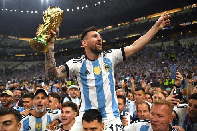 阿根廷队世界杯夺冠一周年：回顾去年今日阿根廷与法国的点球大战胜利