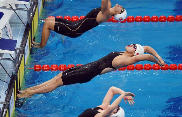 傅园慧力压群雄夺得全国游泳冠军赛女子100米仰泳冠军