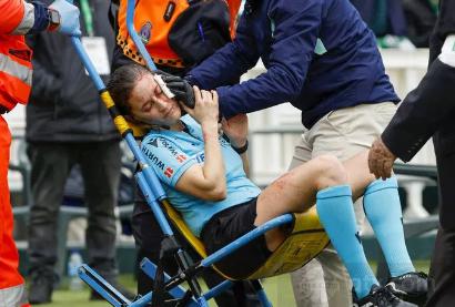 西甲女裁判受伤 需要被担架抬出比赛现场
