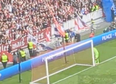 里尔球迷与大马丁发生冲突 球迷试图冲进球场被安保制止