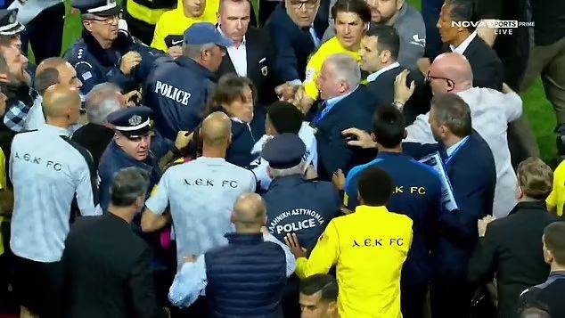希腊超赛后冲突引发警方介入 雅典AEK主帅或因涉嫌掐脖子将面临长期禁赛