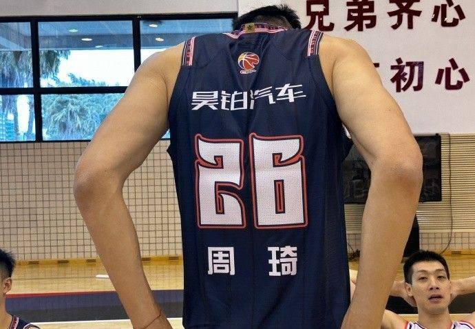 媒体人独家：上海男篮暂缓引进大牌球员，广东男篮成功续约周琦前景看好(1)