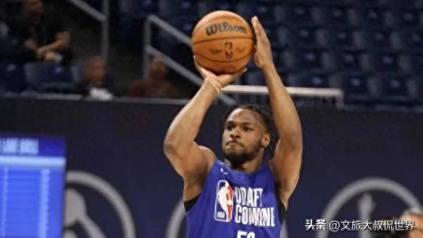 詹姆斯之子布朗尼在NBA合训首秀中表现惊艳，4分4篮板，他透露笑言从未想过与父亲搭档组队