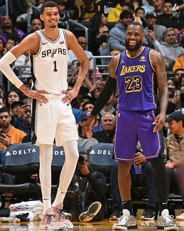 詹姆斯: 文斯，未来是你的！文斯卡特就是NBA的下一个门面！